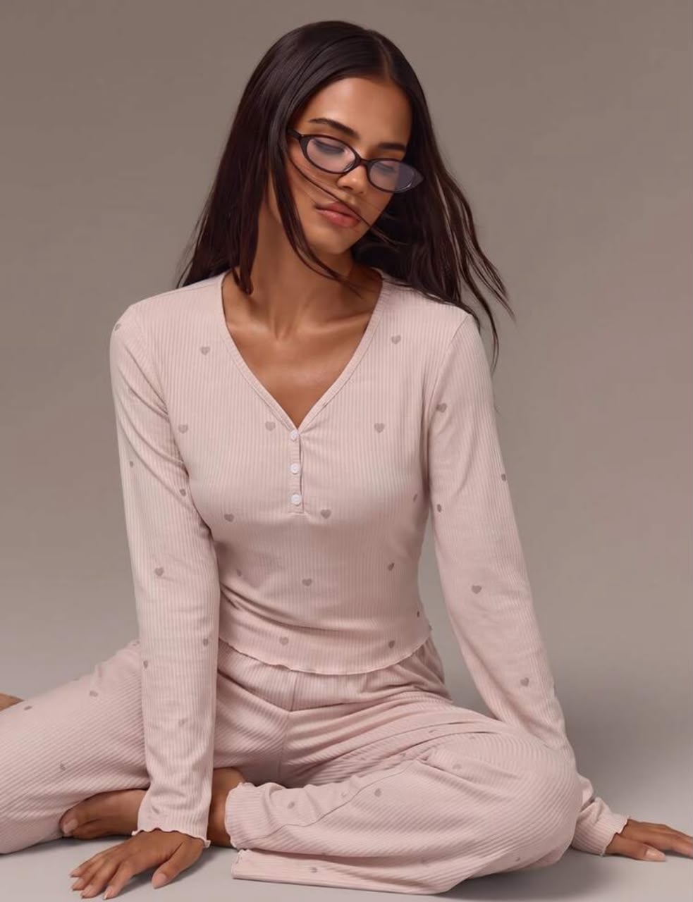 Pyjama Heartland pink set, seated view