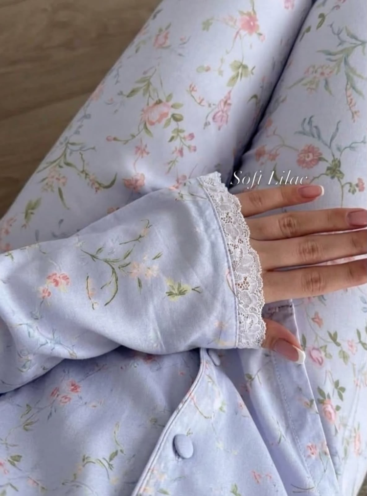 Pyjama lilas clair à fleurs roses et poignets en dentelle