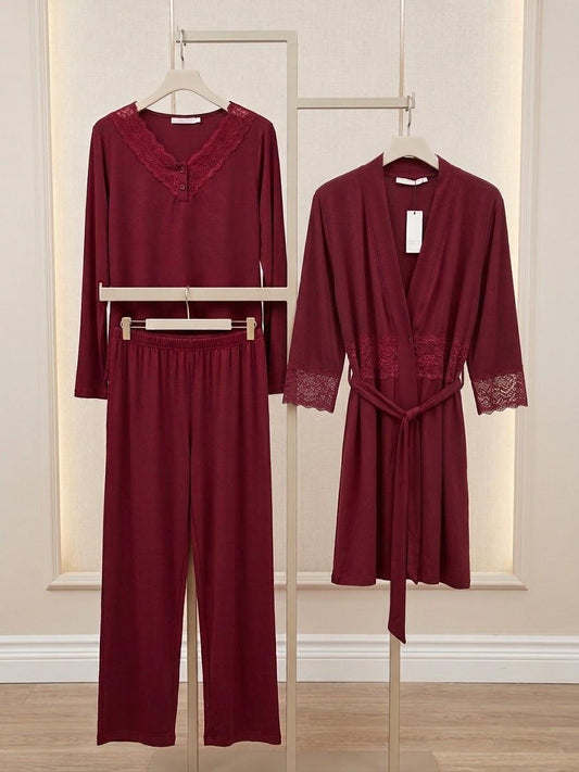 Ensemble bordeaux avec haut à manches longues, pantalon et peignoir à détails de dentelle