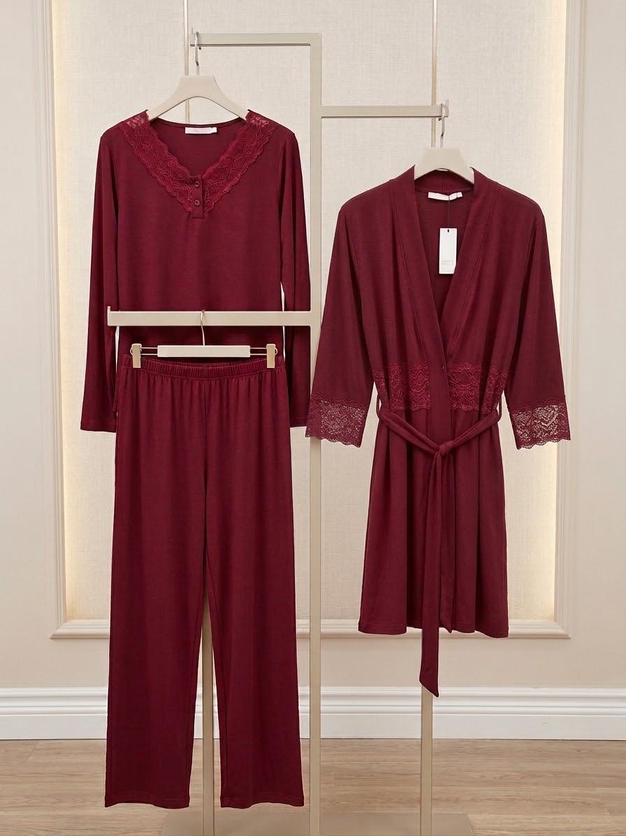 Ensemble bordeaux avec haut à manches longues, pantalon et peignoir à détails de dentelle
