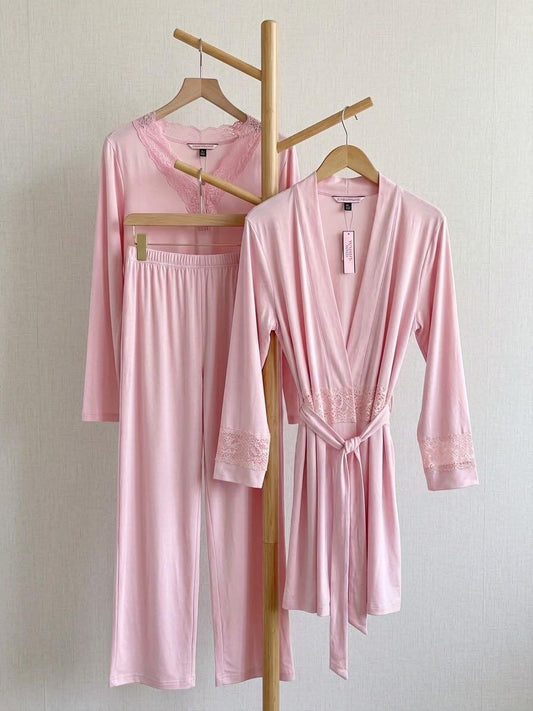 Ensemble rose pâle avec haut, pantalon et peignoir à ceinture et détails de dentelle