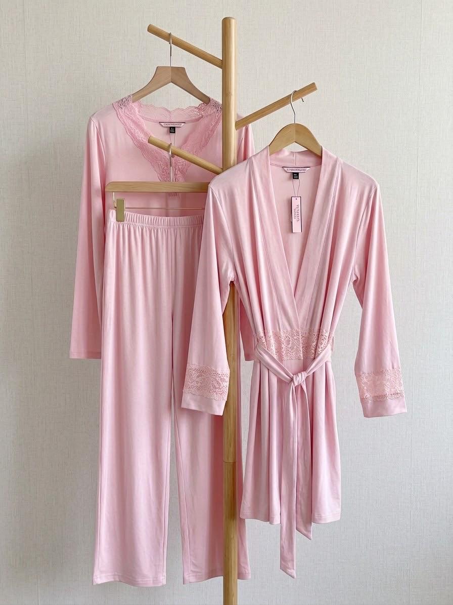 Ensemble rose pâle avec haut, pantalon et peignoir à ceinture et détails de dentelle