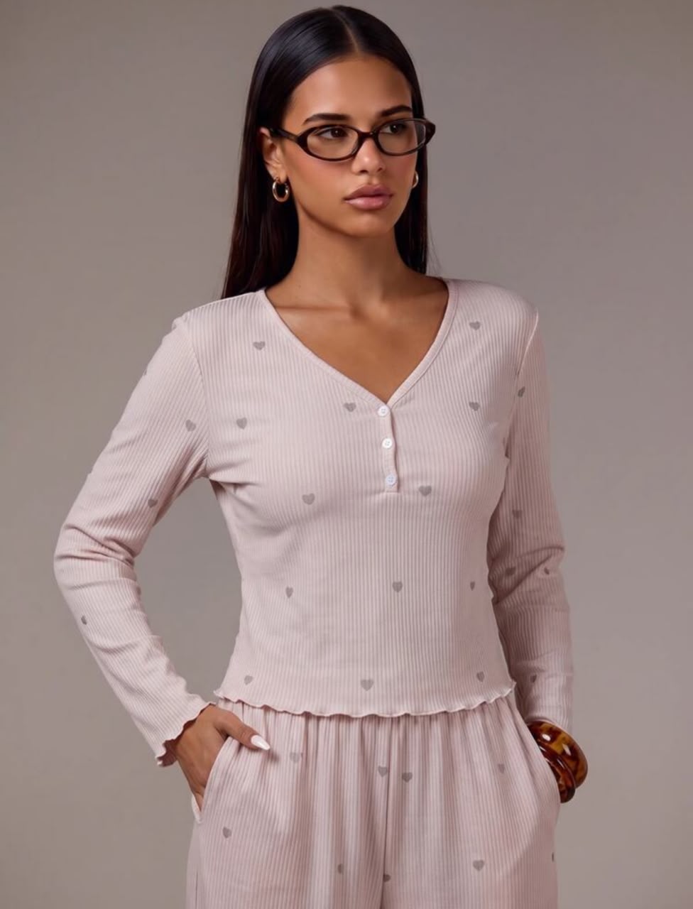 Pyjama Heartland pink V-neck top, close-up